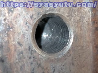 成形機のネジ穴、ボルト損傷の原因