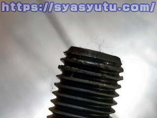 先端のねじ山が変形したボルト